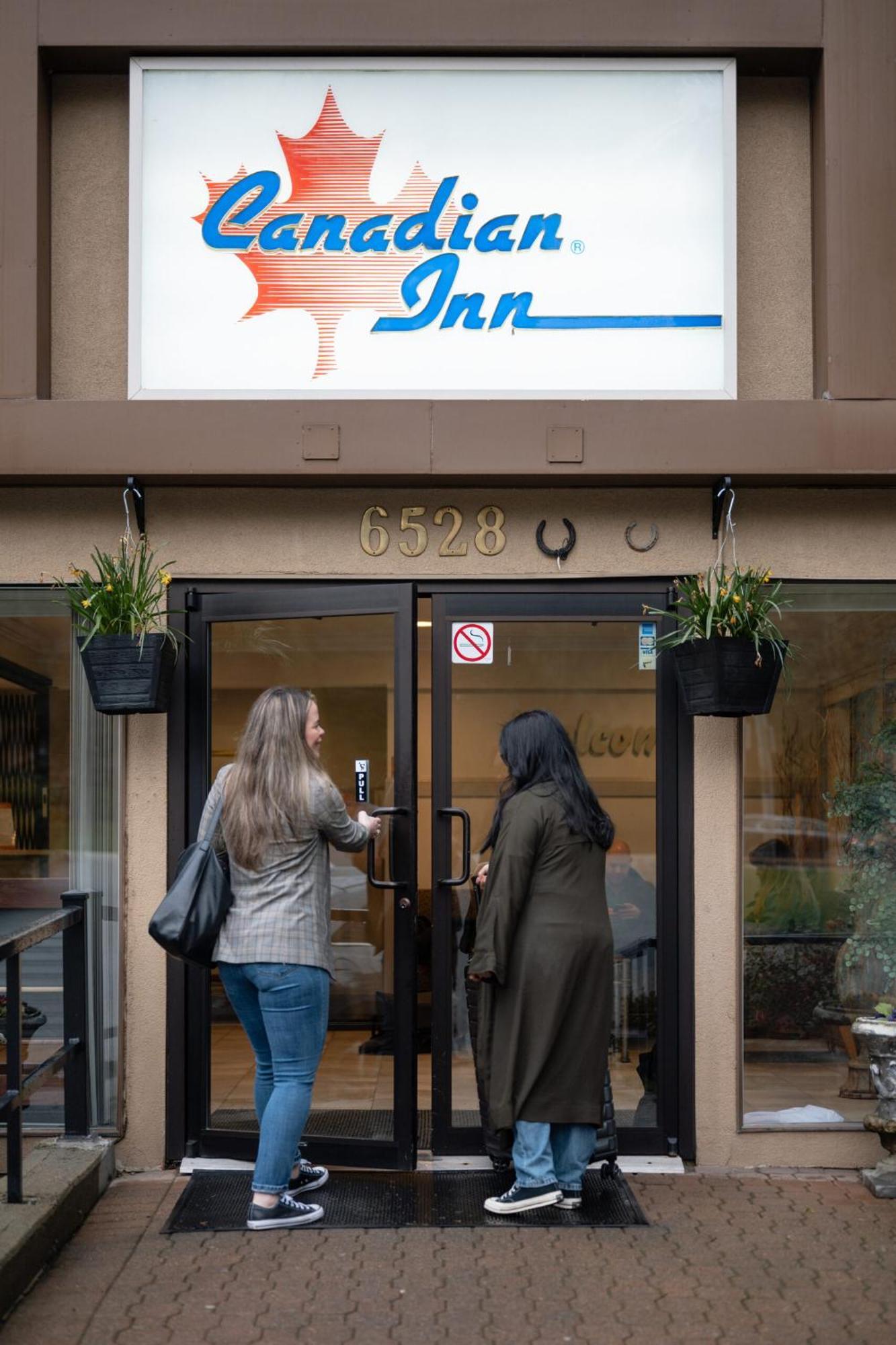 Canadian Inn Surrey Ngoại thất bức ảnh